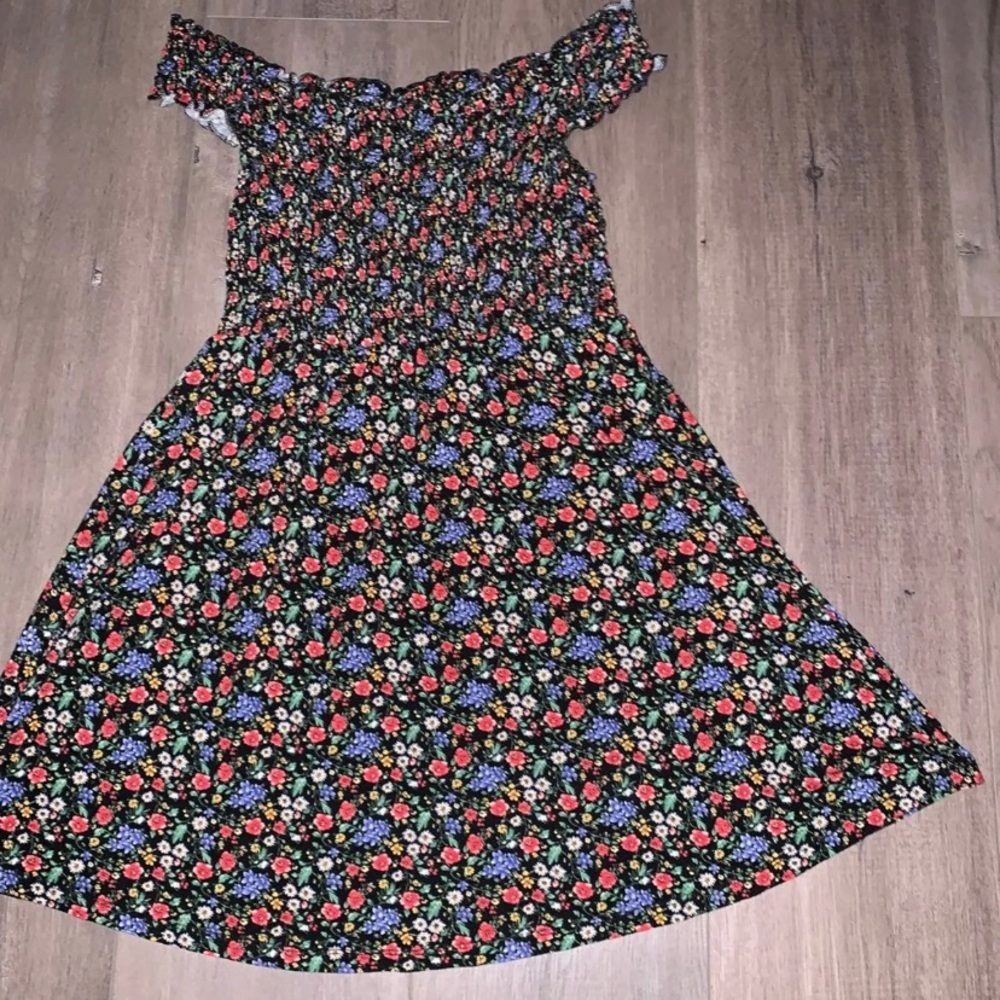Forever 21 Dress floral, above knee.
